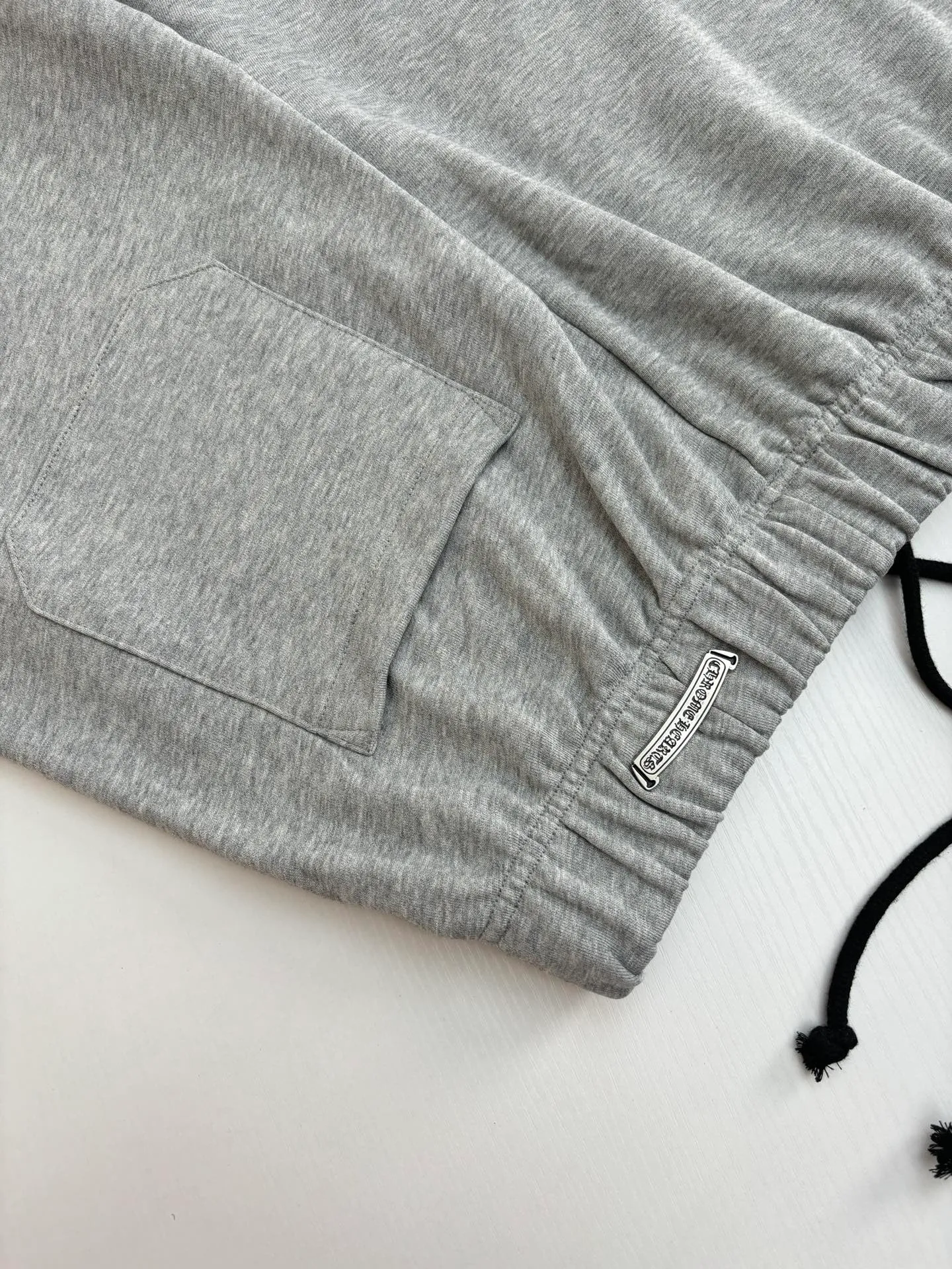 🅿️310 Come Hearts*/Cro Heart 25 new floral gray Sanskrit logo shorts. Custom dyed floral gray fabric according to YB. The floral gray fabric is extremely expensive. There is no stock in the market. The embroidery uses imported embroidery. Customized scroll hardware accessories. Size: S/M/L